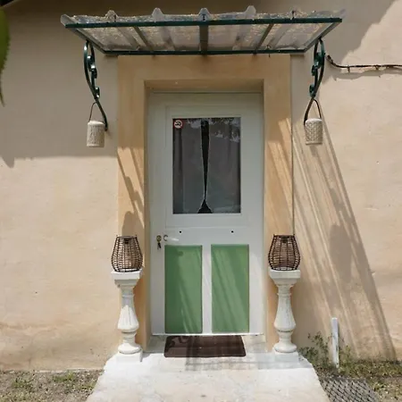 Du Pont De Table Jacuzzi Et Montagne Barrême