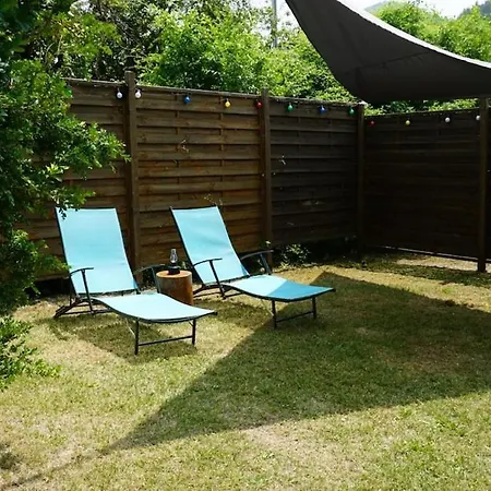 Du Pont De Table Jacuzzi Et Montagne Barrême