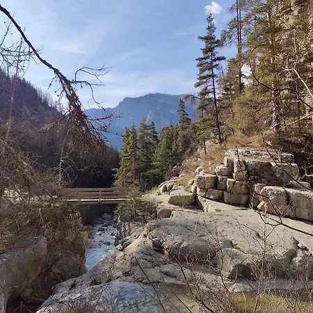 Du Pont De Table Jacuzzi Et Montagne