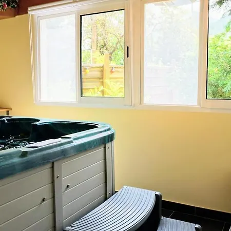 Du Pont De Table Jacuzzi Et Montagne Barrême