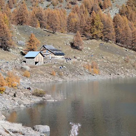 Du Pont De Table Jacuzzi Et Montagne