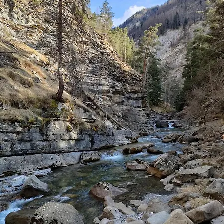 Du Pont De Table Jacuzzi Et Montagne Barrême