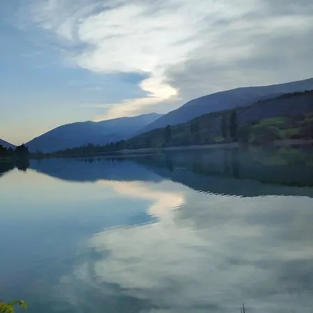 Du Pont De Table Jacuzzi Et Montagne בית נופש Barrême