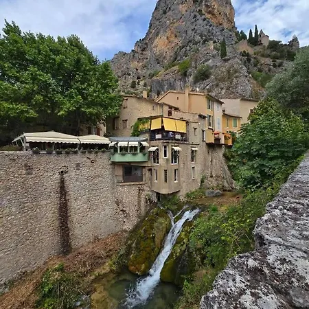 Du Pont De Table Jacuzzi Et Montagne