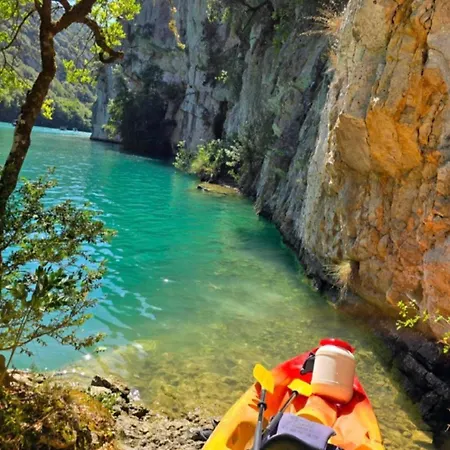 Du Pont De Table Jacuzzi Et Montagne *