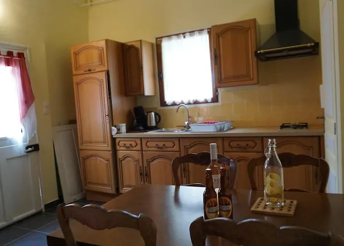 Holiday home Du Pont De Table Jacuzzi Et Montagne