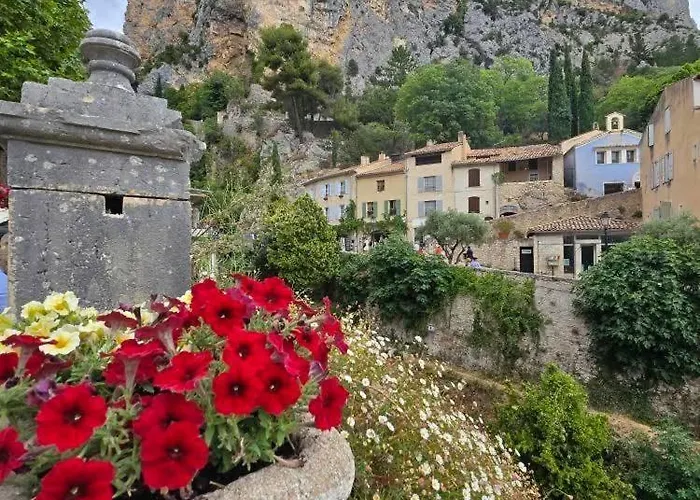 Holiday home Du Pont De Table Jacuzzi Et Montagne